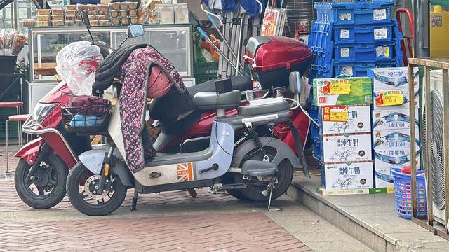 党报调查｜常闭式防火门“不常闭”<strong></p>
<p>防火门
</strong>，农贸市场充电线“拦路”？:防火门
