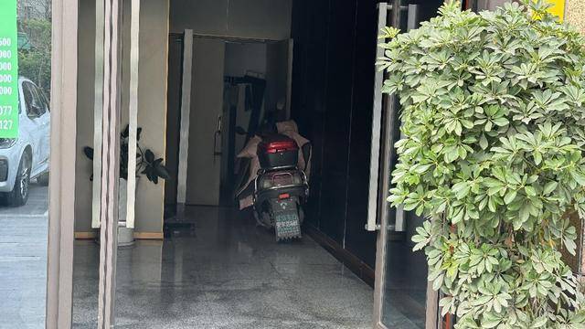 党报调查｜常闭式防火门“不常闭”<strong></p>
<p>防火门
</strong>，农贸市场充电线“拦路”？:防火门
