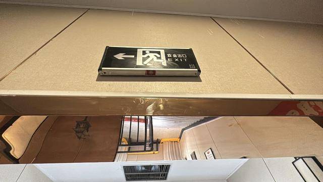 党报调查｜常闭式防火门“不常闭”<strong></p>
<p>防火门
</strong>，农贸市场充电线“拦路”？:防火门
