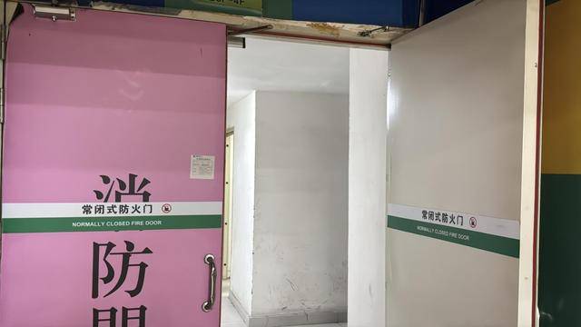 党报调查｜常闭式防火门“不常闭”<strong></p>
<p>防火门
</strong>，农贸市场充电线“拦路”？:防火门
