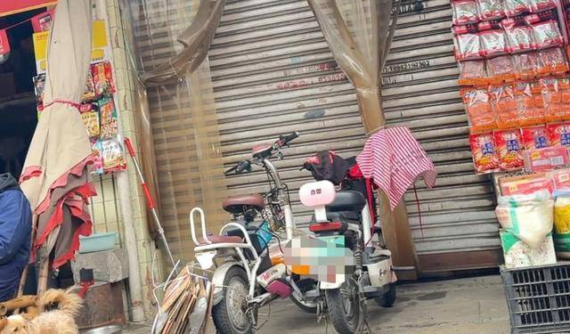 党报调查｜常闭式防火门“不常闭”<strong></p>
<p>防火门
</strong>，农贸市场充电线“拦路”？:防火门
