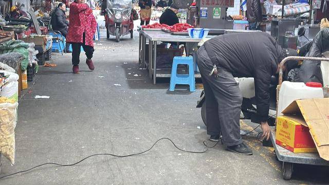 党报调查｜常闭式防火门“不常闭”<strong></p>
<p>防火门
</strong>，农贸市场充电线“拦路”？:防火门
