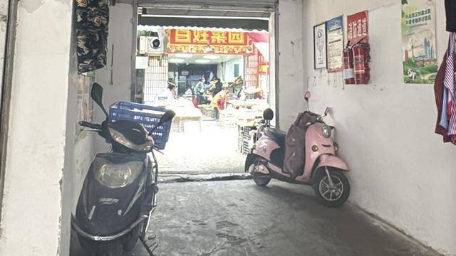 党报调查｜常闭式防火门“不常闭”<strong></p>
<p>防火门
</strong>，农贸市场充电线“拦路”？:防火门
