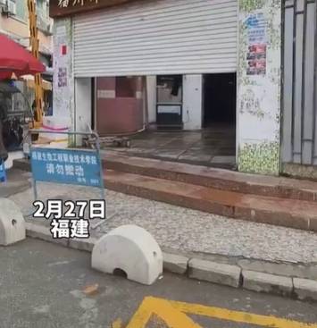 38亩大学校门居然是卷帘门 网友：这么潦草的吗:卷帘门
