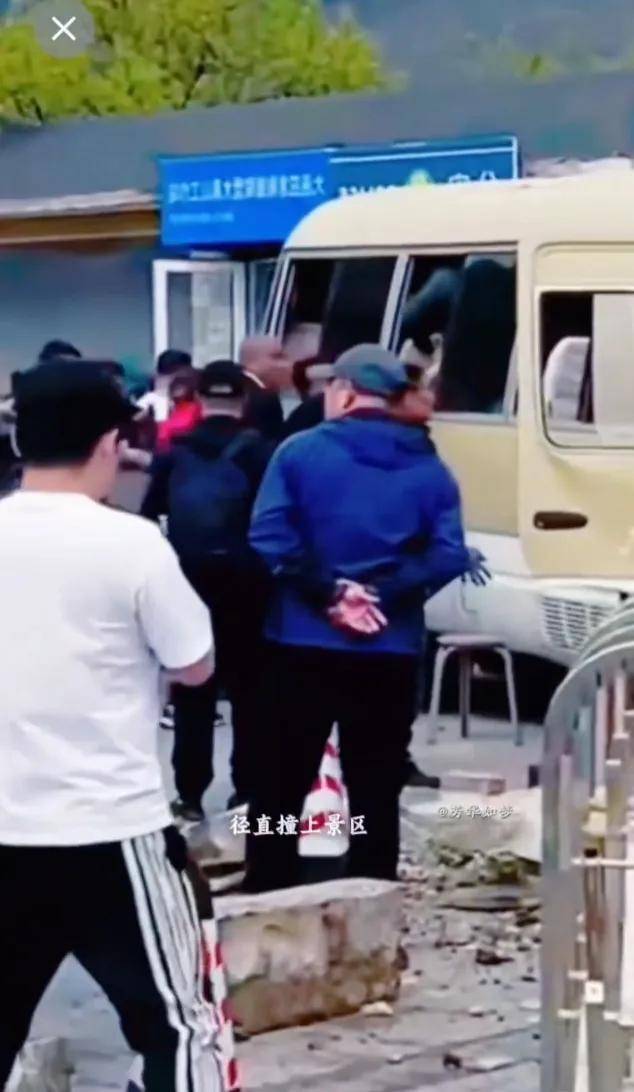 大连一景区摆渡车撞到电动门,景区通报2人轻伤,网友吐槽:早晚的事:电动门
