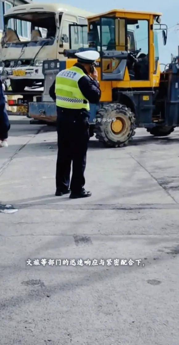 大连一景区摆渡车撞到电动门,景区通报2人轻伤,网友吐槽:早晚的事:电动门
